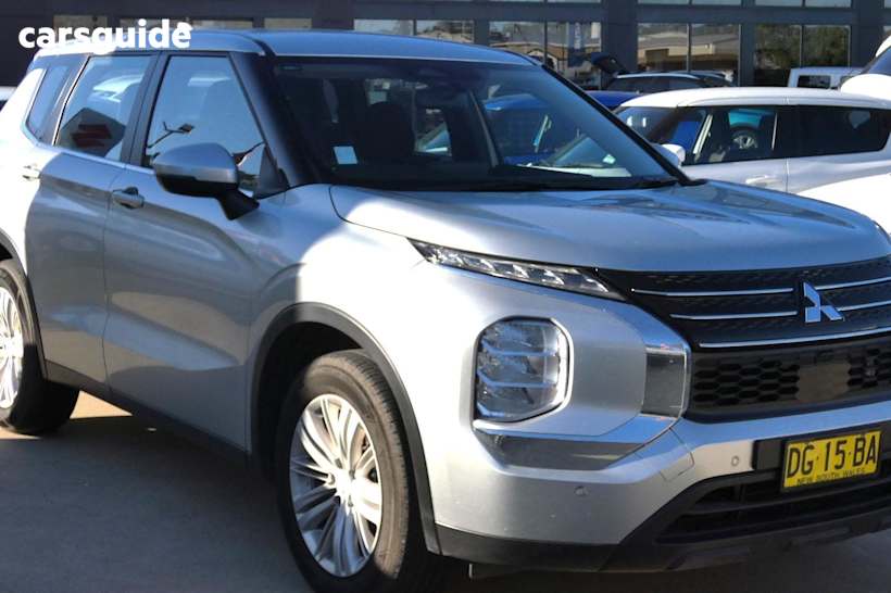 Silver 2023 Mitsubishi Outlander SUV ES F