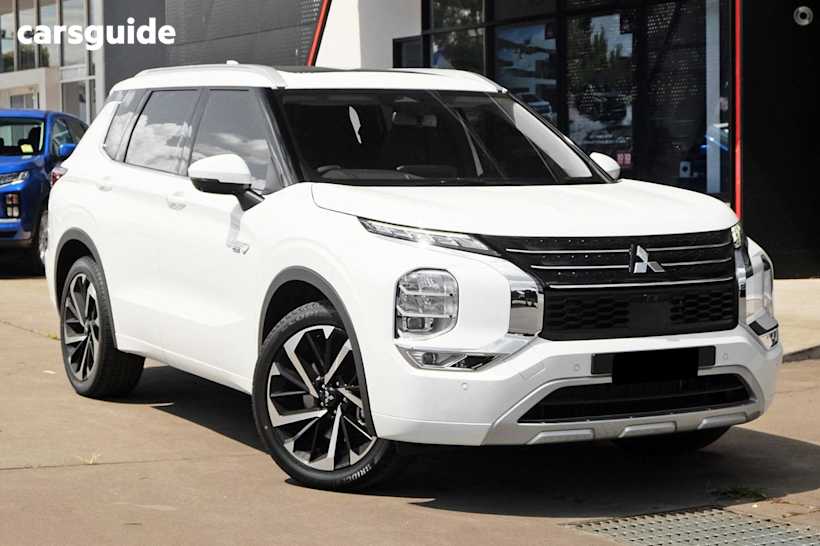White 2025 Mitsubishi Outlander SUV PHEV EXCEED 4X4