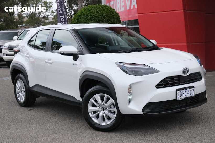 White 2024 Toyota Yaris Cross SUV GX F