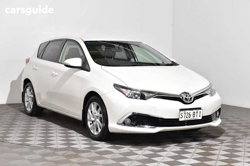 White 2017 Toyota Corolla Hatch ASCENT SPORT F