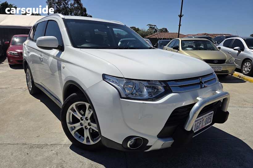 White 2014 Mitsubishi Outlander Wagon Es (4X2)