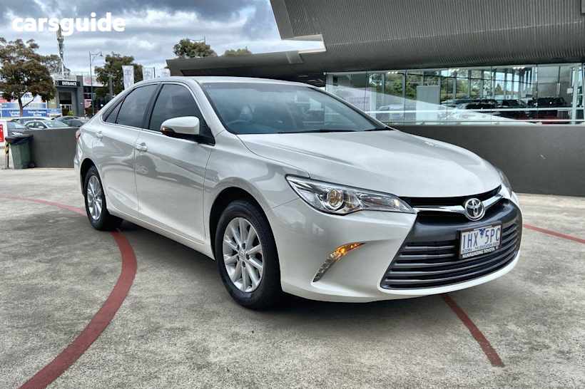 White 2015 Toyota Camry Sedan ALTISE F