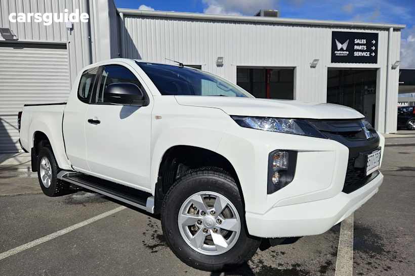 White 2022 Mitsubishi Triton Club Cab Pickup Glx+ (4X4)