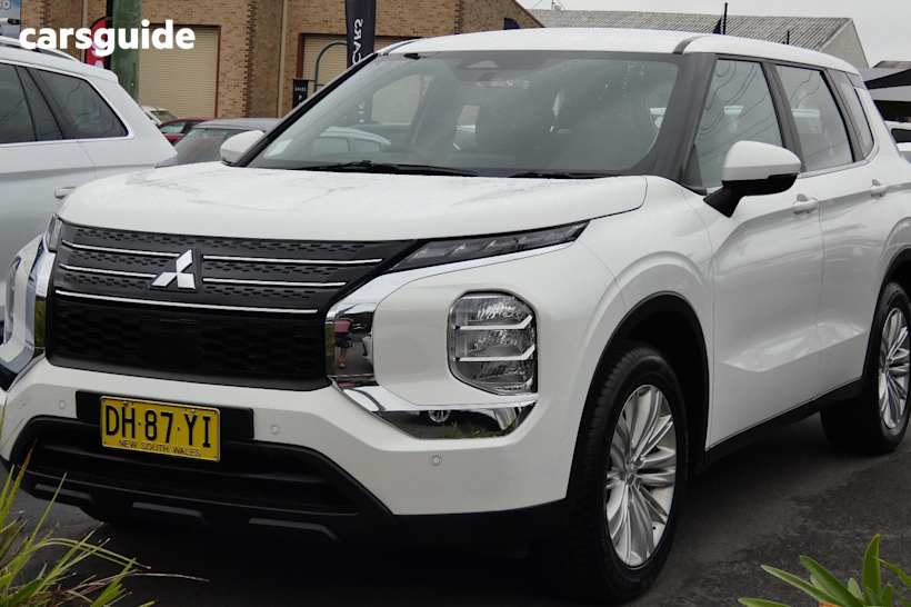 White 2023 Mitsubishi Outlander SUV ES F