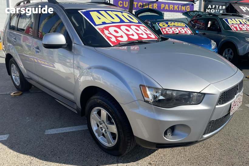 Silver 2011 Mitsubishi Outlander SUV LS F