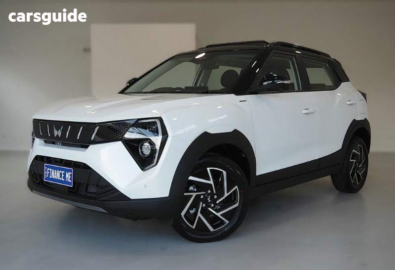 White 2025 Mahindra XUV3XO SUV AX7L F