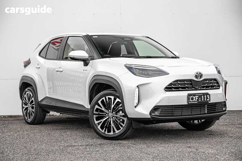 White 2024 Toyota Yaris Cross SUV URBAN 4X4