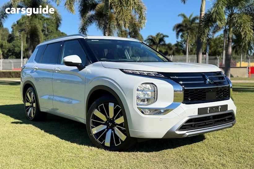 White 2025 Mitsubishi Outlander SUV EXCEED 4X4