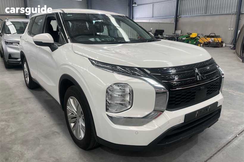 White 2023 Mitsubishi Outlander SUV ES F