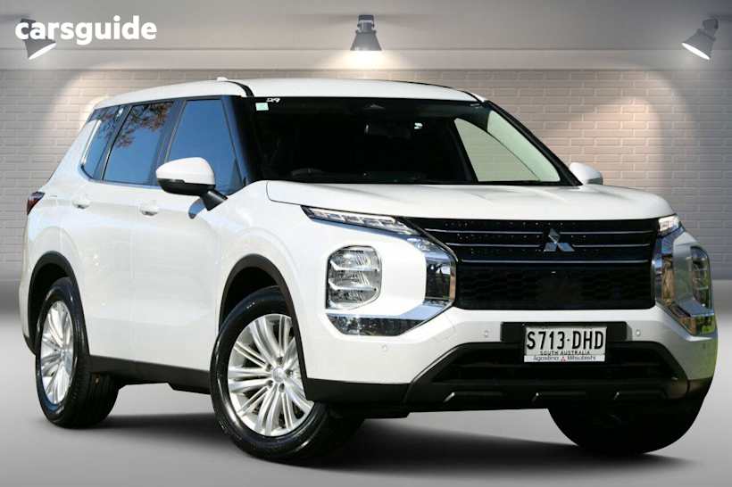 White 2022 Mitsubishi Outlander SUV ES F