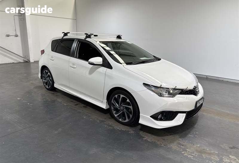 White 2017 Toyota Corolla Hatchback Sx