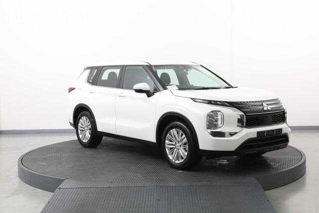 White 2023 Mitsubishi Outlander Wagon Es 7 Seat (2Wd)