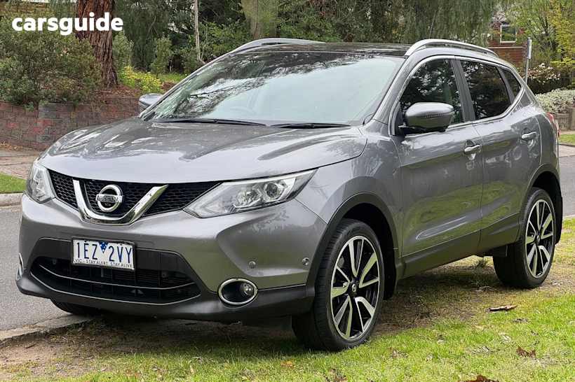Grey 2015 Nissan Qashqai SUV TI F