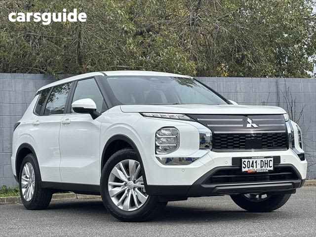 White 2025 Mitsubishi Outlander SUV ES F