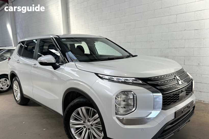 White 2023 Mitsubishi Outlander SUV ES F