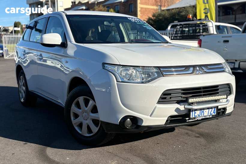 White 2013 Mitsubishi Outlander SUV ES F
