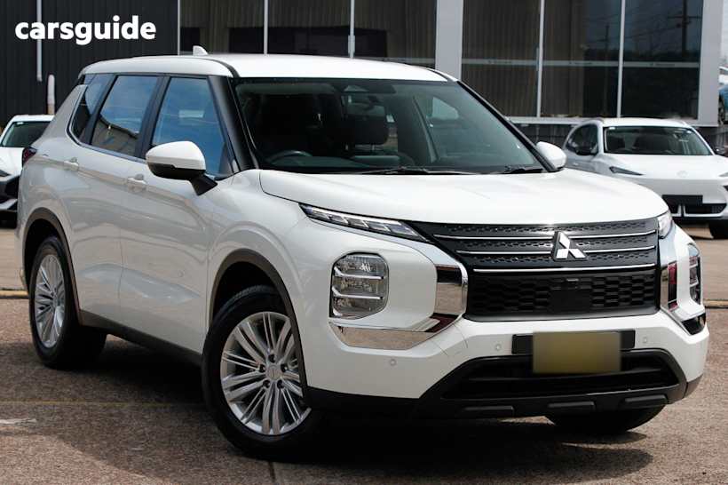 White 2023 Mitsubishi Outlander SUV ES 4X4