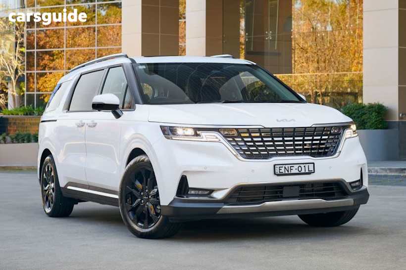 White 2023 Kia Carnival Wagon Platinum