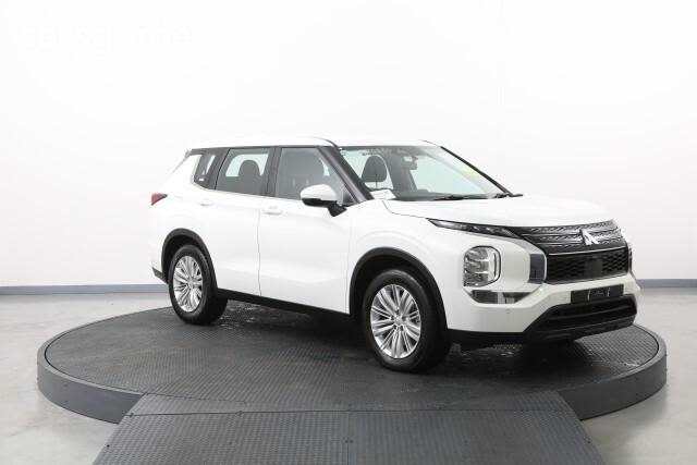 White 2023 Mitsubishi Outlander Wagon ES 7 Seat (2WD)