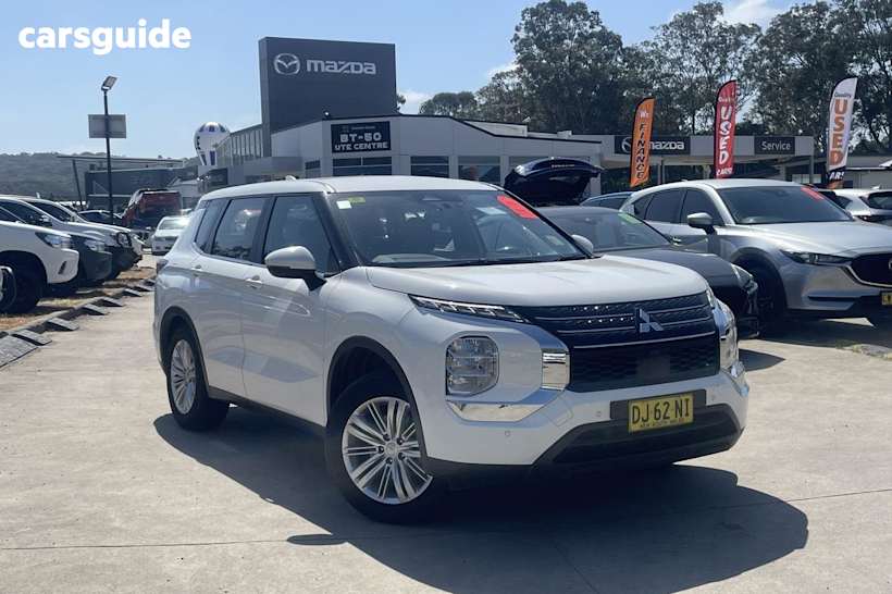 White 2023 Mitsubishi Outlander SUV ES F