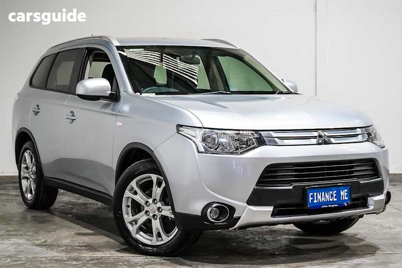 Silver 2014 Mitsubishi Outlander SUV ES F