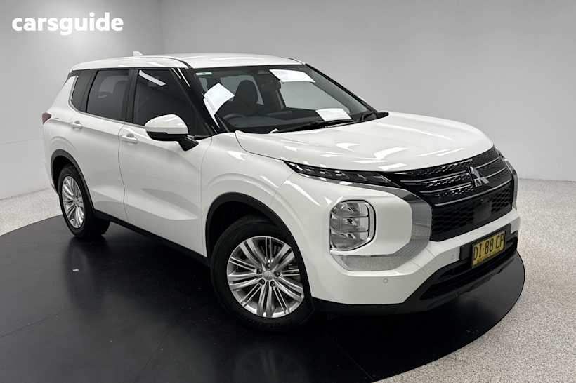 White 2023 Mitsubishi Outlander SUV ES F