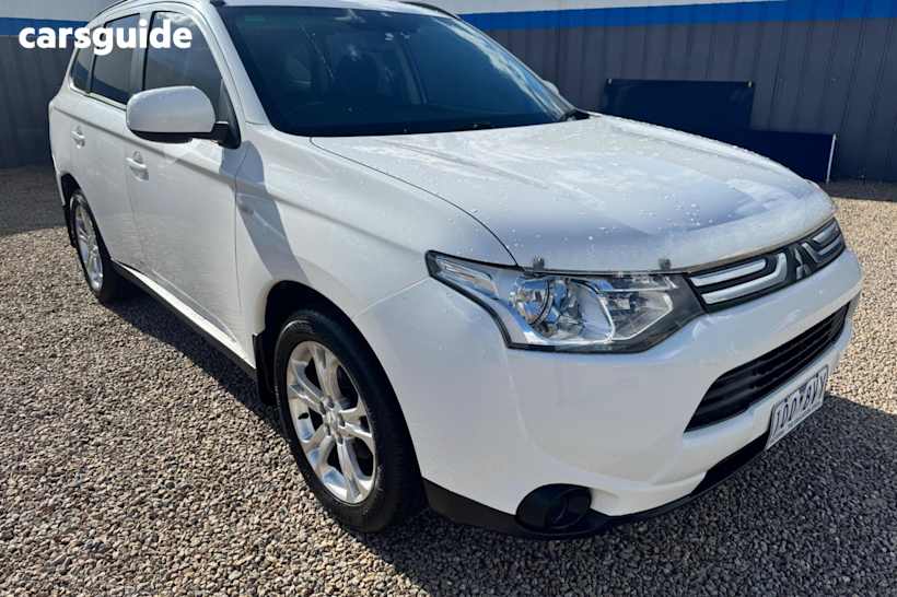 White 2013 Mitsubishi Outlander SUV ES F
