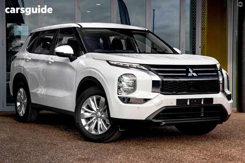 White 2025 Mitsubishi Outlander SUV ES F