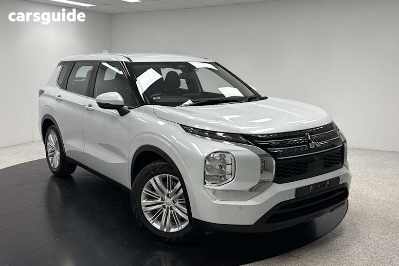 White 2023 Mitsubishi Outlander SUV ES F