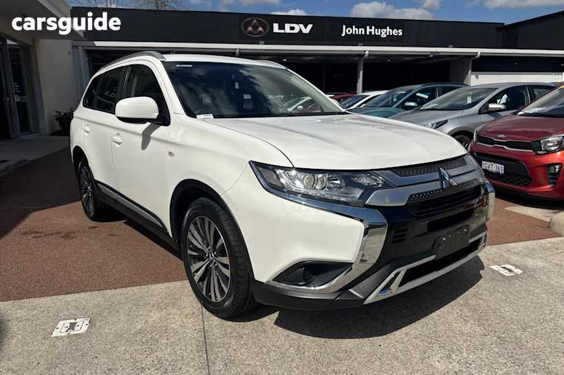 White 2018 Mitsubishi Outlander SUV ES F