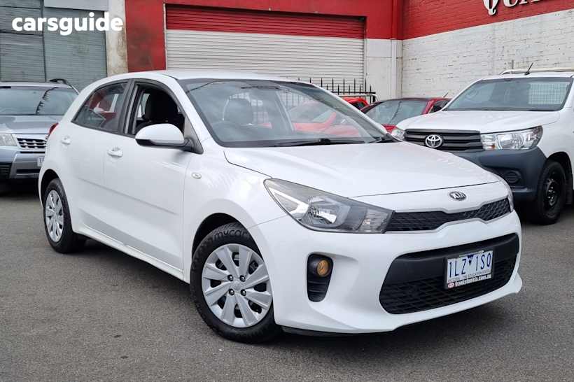 White 2017 Kia RIO Hatchback Si