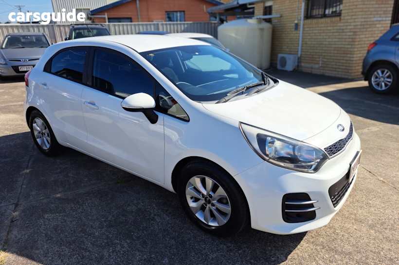 White 2015 Kia RIO Hatchback S Premium