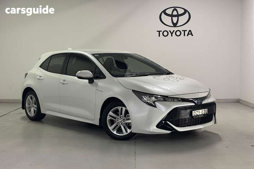 White 2022 Toyota Corolla Hatch ASCENT SPORT HYBRID F
