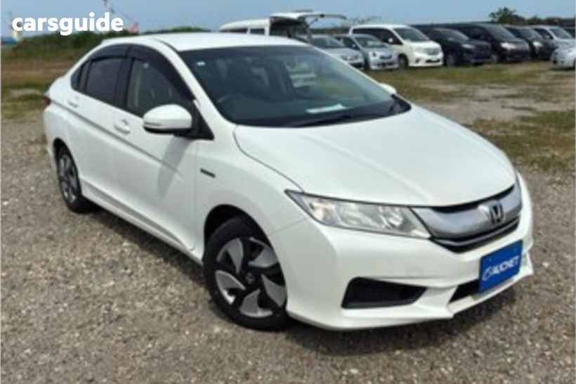 White 2017 Honda Grace Sedan D X