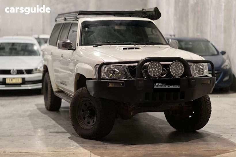 White 2010 Nissan Patrol Wagon St-L (4X4)