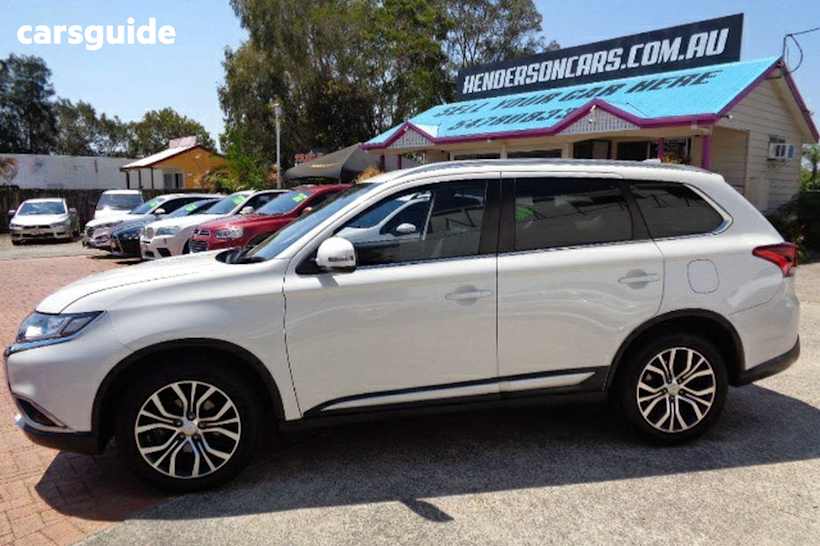 White 2017 Mitsubishi Outlander SUV ES F