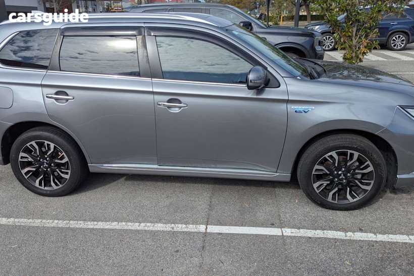 Silver 2018 Mitsubishi Outlander SUV PHEV EXCEED 4WD