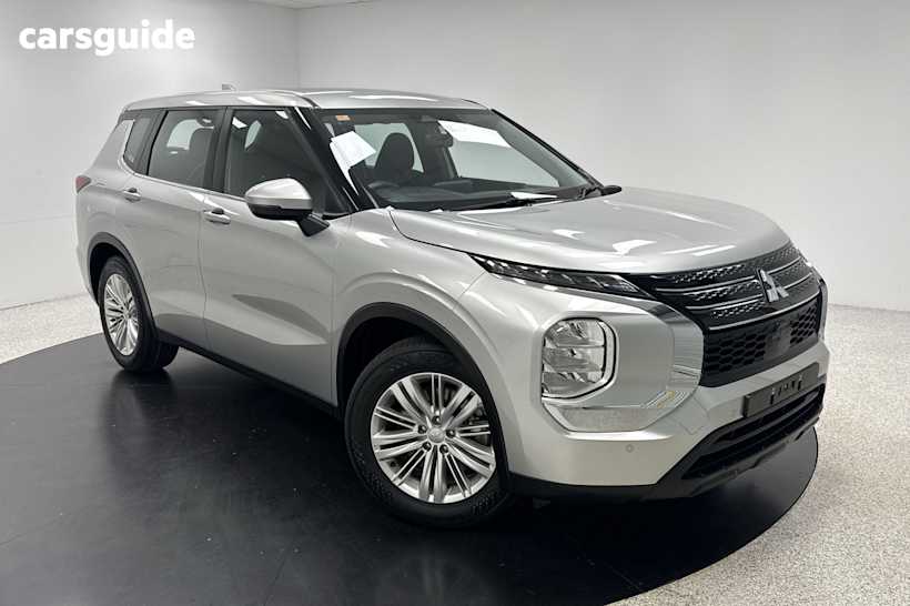 Silver 2023 Mitsubishi Outlander SUV ES F