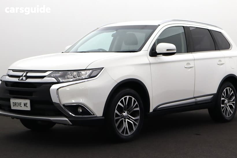 White 2017 Mitsubishi Outlander SUV LS 4X4
