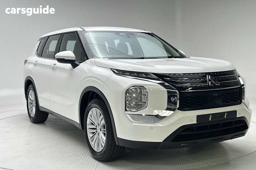 White 2023 Mitsubishi Outlander SUV ES F