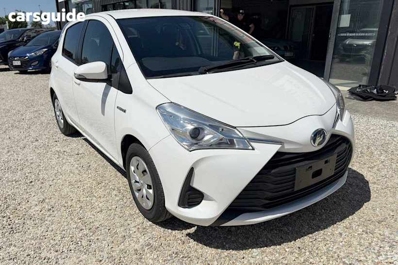 White 2017 Toyota Vitz Hatch
