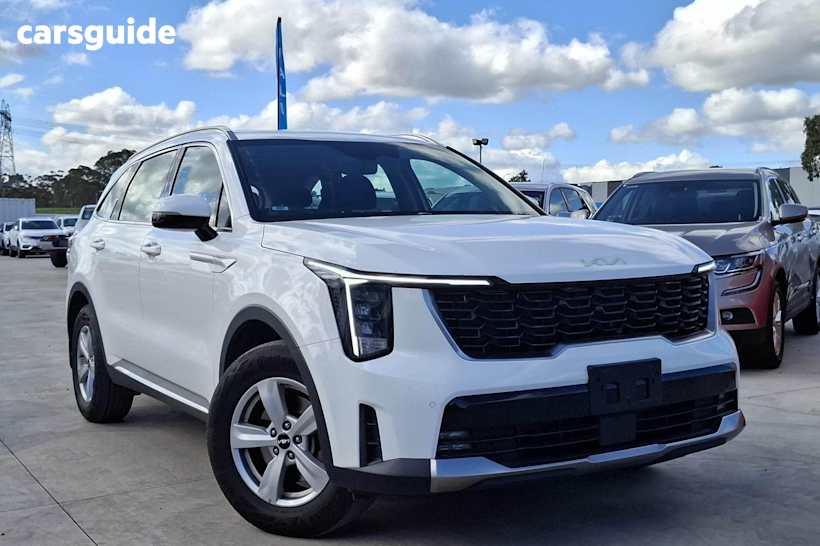White 2023 Kia Sorento SUV S 4X4