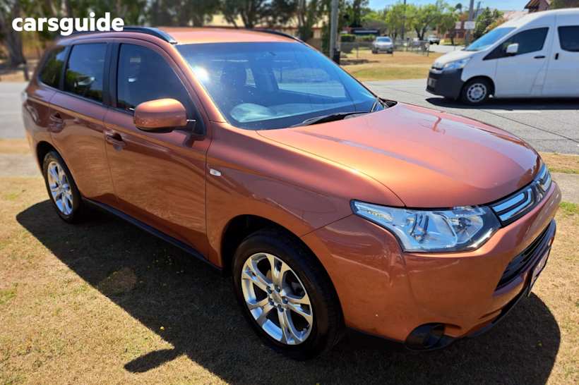 Orange 2013 Mitsubishi Outlander Wagon Es (4X4)