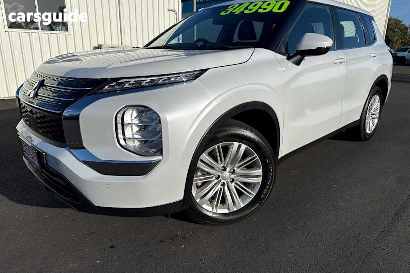 White 2023 Mitsubishi Outlander SUV ES F
