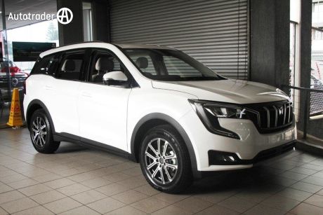 White 2024 Mahindra XUV700 SUV