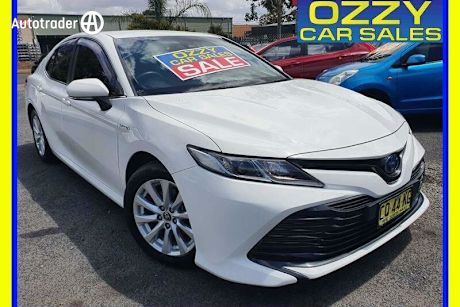 White 2018 Toyota Camry Sedan Ascent (hybrid)