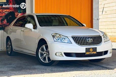 White 2009 Toyota Crown Sedan