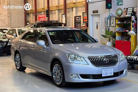 Silver 2010 Toyota Crown Sedan