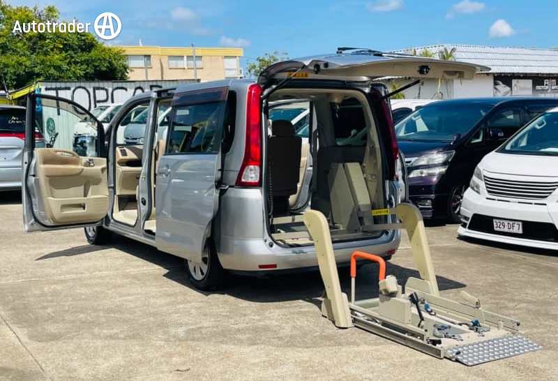 Silver 2007 Nissan Serena Wagon