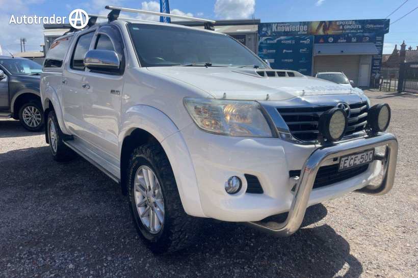 White 2015 Toyota Hilux Dual Cab Pick-up SR5 (4X4)